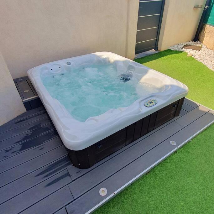 Joli Haut De Villa 3 Chambres Climatise Avec Jacuzzi Marignane Exteriér fotografie